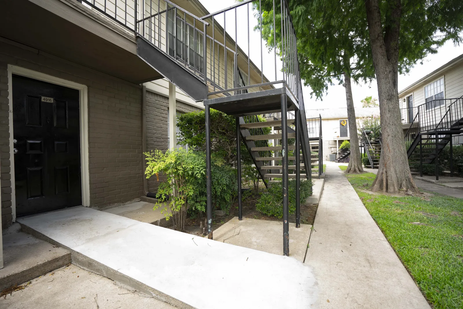 Eden Pointe — Den