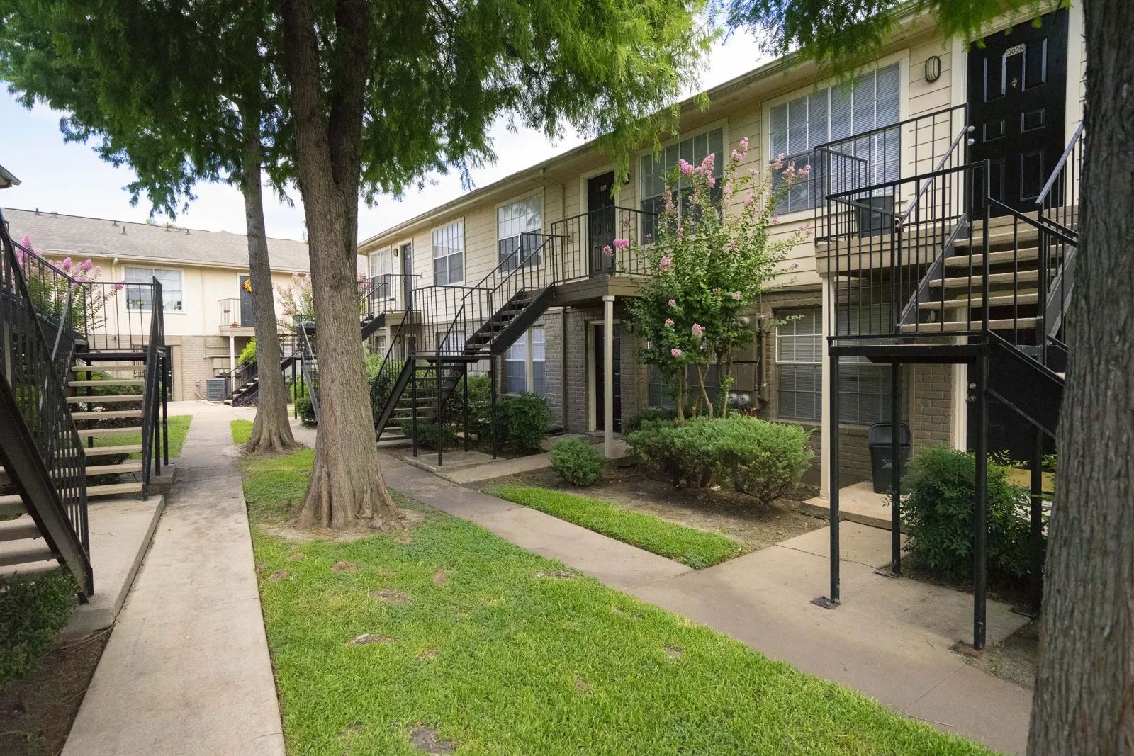 Eden Pointe — Den