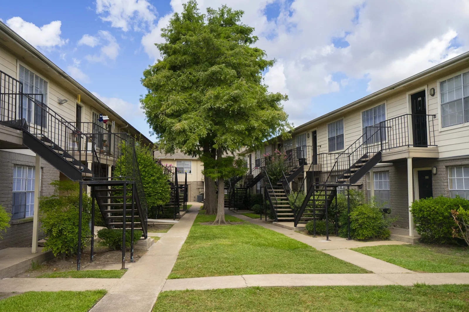 Eden Pointe — Den